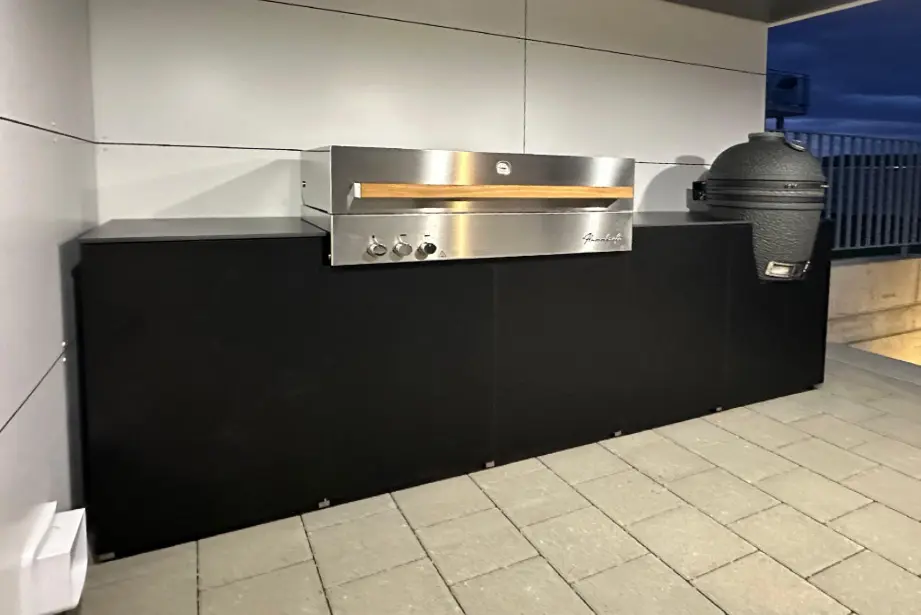 Cuisine d'extérieur anthracite en HPL avec barbecue encastrable Flammkraft et The Big Green Egg