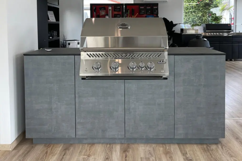 Cuisine extérieure en HPL avec barbecue encastré Napoleon