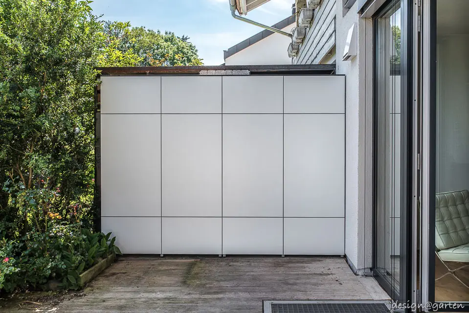 Armario alto para exteriores con mucho espacio de almacenamiento