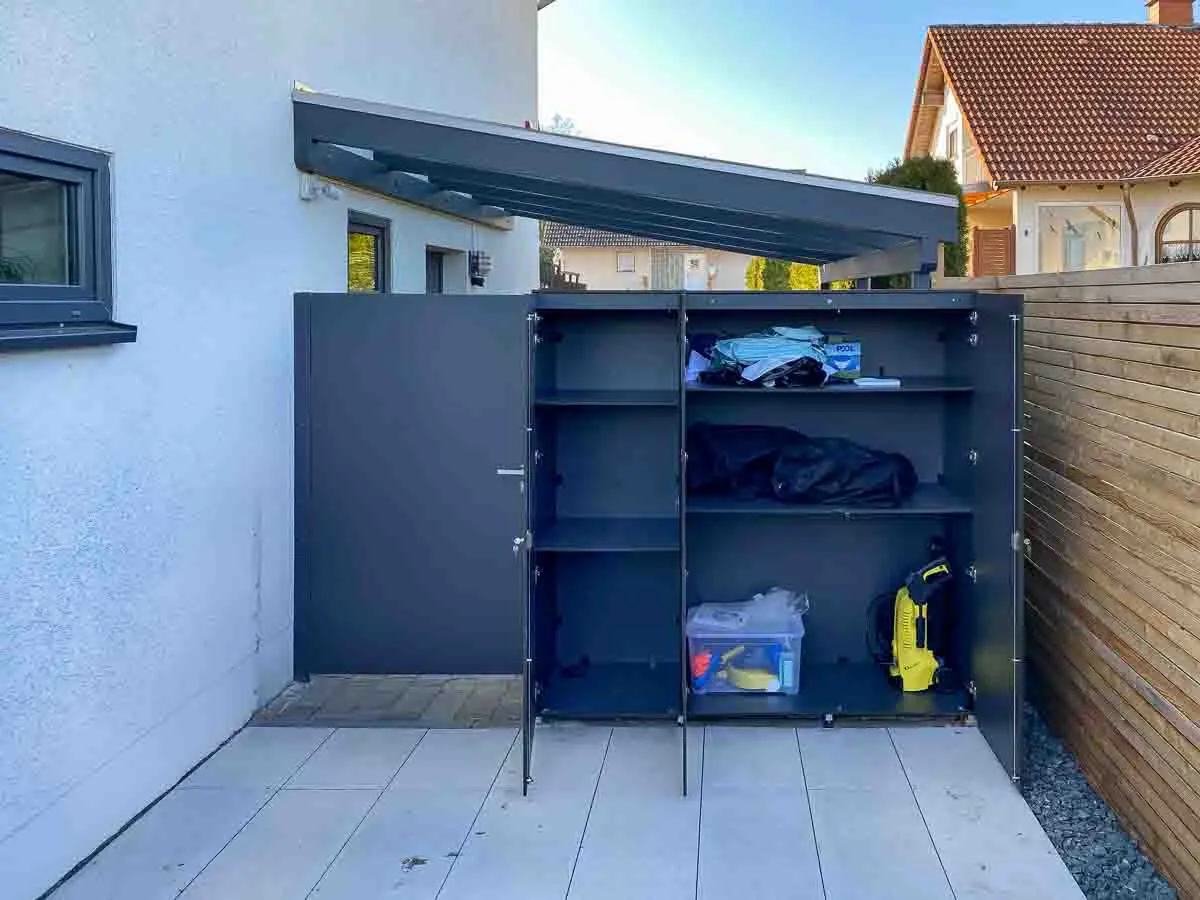 Tall cabinet made of HPL: interior view and space available