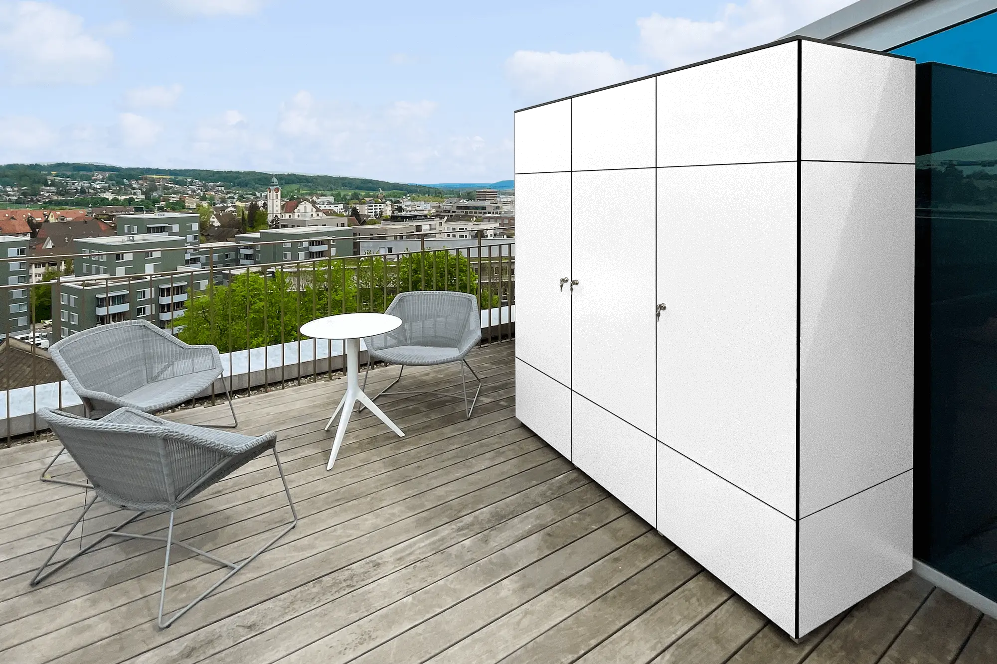 Outdoor Hochschrank in Weiss auf der Dachterrasse