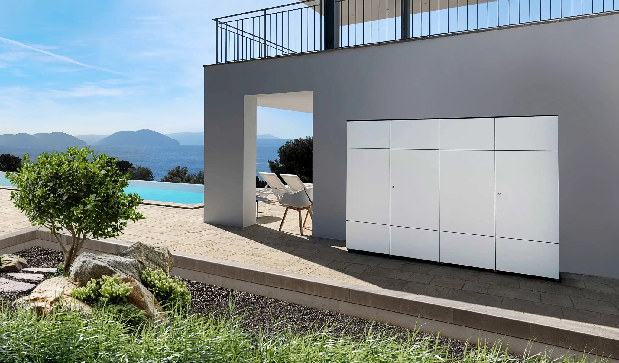 Outdoor Hochschrank aus HPL in Weiss neben dem Pool