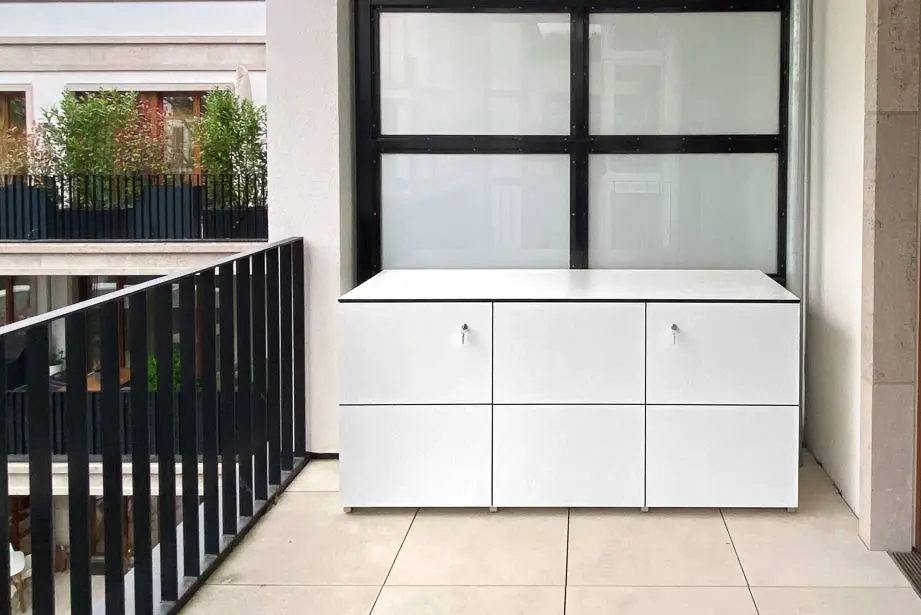 Armario de jardín blanco para exteriores en azotea de madera