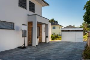 Funktionale Grundstücksteilung: Das moderne Gartenhaus mit Flachdach