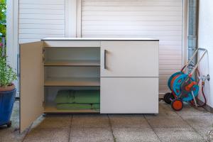 Wetterfeste Ordnung: Das wasserfeste Sideboard für die Terrasse