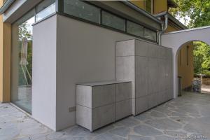 Stauraum-Ästhetik in Sichtbeton: Wetterfeste Gartenschränke als Designelement