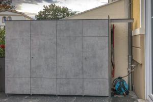 Smartes Platzwunder: Breiter Hochschrank für die Terrasse mit System