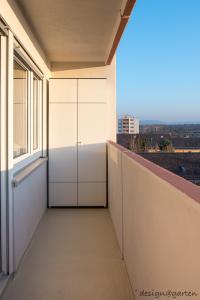 Effiziente Raumnutzung in Karlsruhe: Schmaler Hochschrank für den Balkon