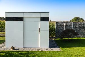 Architektonische Einheit in Euskirchen: HPL Gartenhütte mit Flachdach