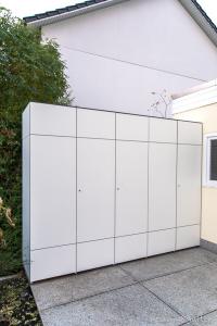 Maximale Raumkapazität in Hannover: Ein großer Gartenschrank nach Maß und Sideboard-Duo