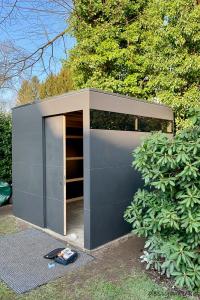 Architektonische Akzente in London: Quadratischer Gartenschuppen mit Flachdach für höchste Ansprüche