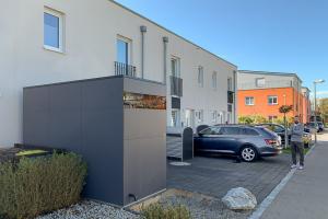 Straight-lined tool shed in the front garden as a modern bicycle garage