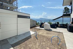 Casetta da giardino cubista con tetto piano come soluzione doppia sul Lago di Zurigo