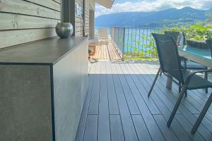 Kleiner wetterfester Terrassenschrank als Sideboard mit Blick auf den Thunersee