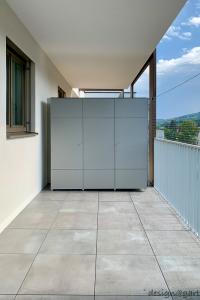 Großer Balkonschrank als effiziente Stauraumlösung im urbanen Raum