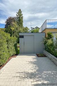 Minimalistischer Gartenschuppen mit Flachdach – Architektur trifft Stauraum