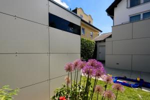 Zeitlose Geometrie: Das quadratische Gartenhaus mit Flachdach