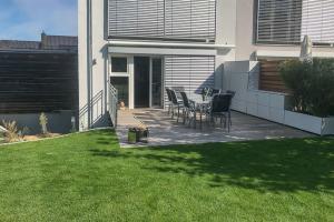 Funktionale Terrassengestaltung durch kombinierten Sichtschutz und Stauraum