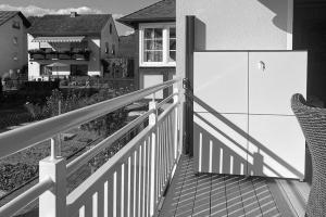 Individueller Balkonschrank nach Maß: Maximale Flexibilität durch intelligente Innenaufteilung