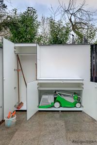 Wartungsfreier Terrassenschrank: Perfekte Ordnung für Gartengeräte und Zubehör