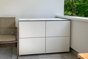 Balkonschrank nach Maß: Hochwertige Ästhetik für kompakte Außenbereiche