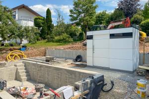 Modern pool house with glass front: the perfect technical centre in the garden