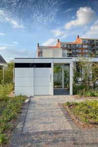 Designer garden shed with pergola in Nijmegen, Netherlands
