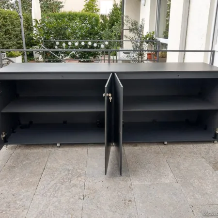 Credenza da esterno antracite: eleganza tranquilla per la terrazza