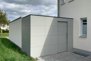 Anbau-Gerätehaus in Augsburg-Bergheim: Passgenaue Erweiterung durch Gerätehaus nach Maß