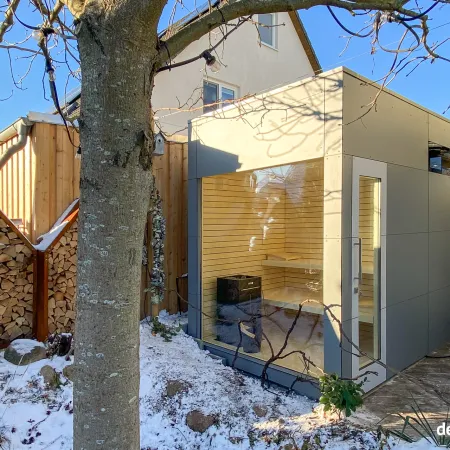 Moderne Gartensauna-Gartenhaus-Kombination mit Panoramaverglasung aus HPL
