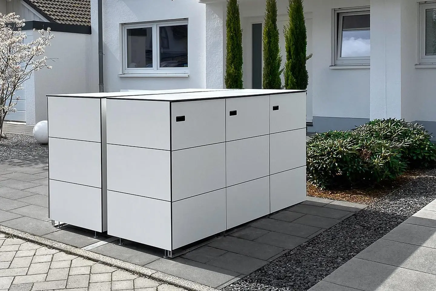 Edle Mülltonnenbox in weiß
