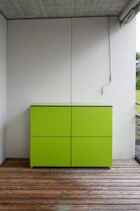Farblicher Akzent mit System: Der moderne Balkon–Stauraumschrank