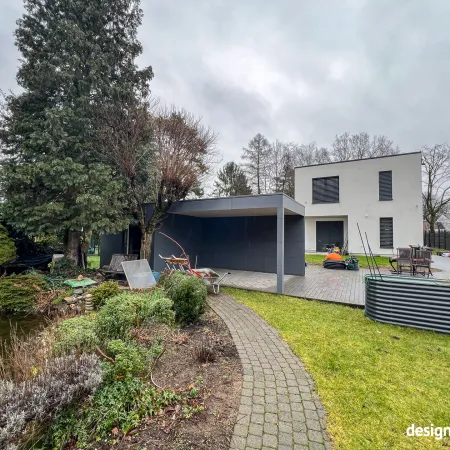 Gartenhaus mit langem Überstand und Seitenwand für einen Carport