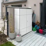 Absperrbarer Gartenschrank aus weißem HPL