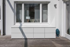 Funktionale Eleganz unter dem Fenster: Das maßgefertigte Outdoor–Sitzboard