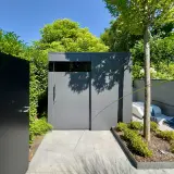 Minimalistisches Gartenhaus mit Schiebetüre