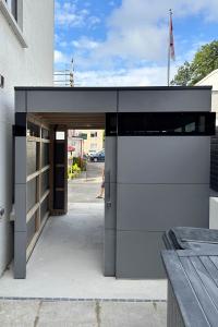 Gartenhaus mit doppelseitigen Schiebetüren