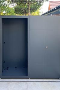 Hochschrank mit Holzlager für draußen