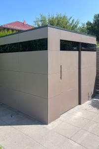 Gartenhaus mit Schiebetür und Fenstern