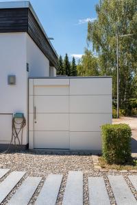 Grüne Oase auf kleinem Raum: Das moderne Gerätehaus mit Dachbegrünung