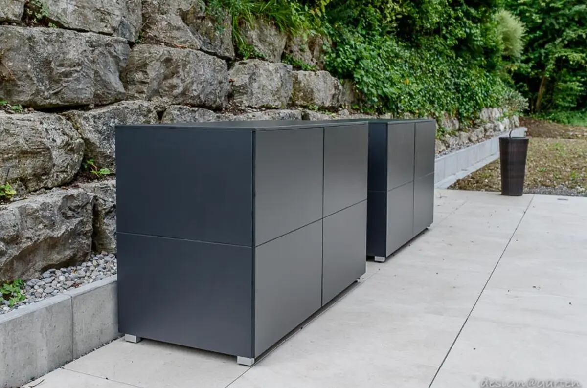 Flache Terrassenschr&auml;nke in Anthrazit auf einer Terrasse