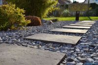 Minimalismus im eigenen Gartenparadies: Steinplatten und lose Steine