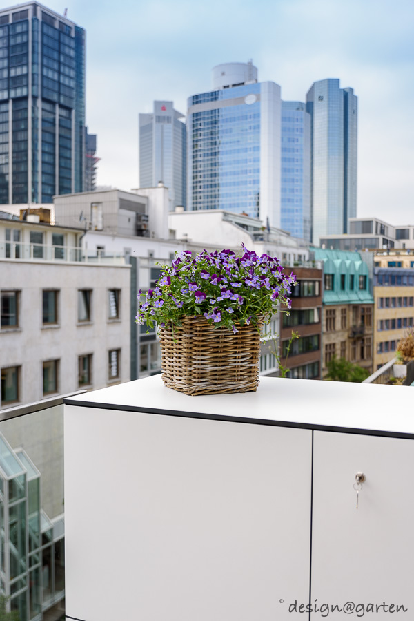 Platzwunder in der City: Der kleine wetterfeste Balkonschrank