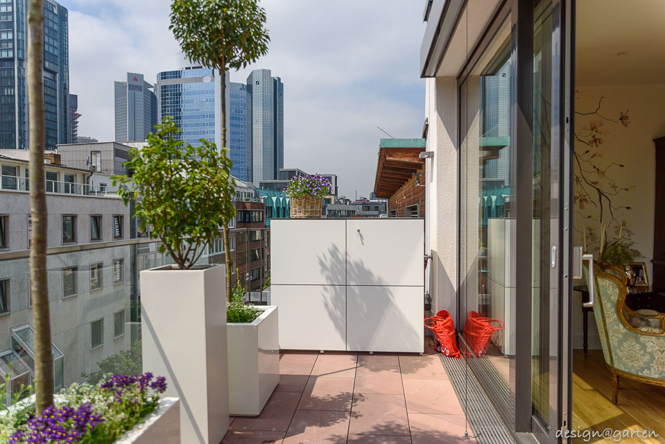 Platzwunder in der City: Der kleine wetterfeste Balkonschrank