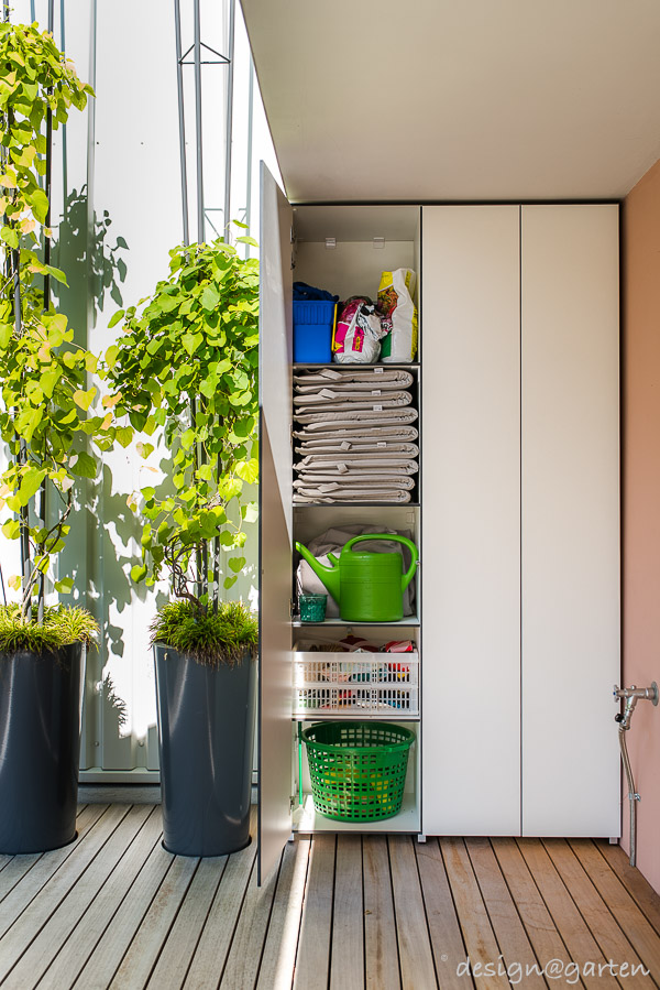 Präzision in der Nische: Der wetterfeste Gartenschrank nach Maß
