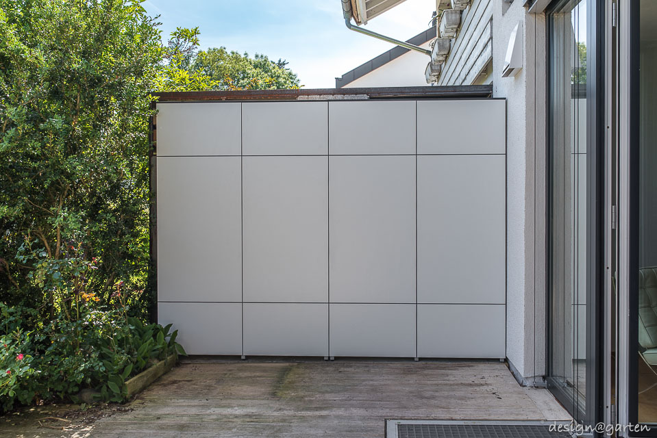 Funktionale Grundstückstrennung: Der große Terrassenschrank als Sichtschutz
