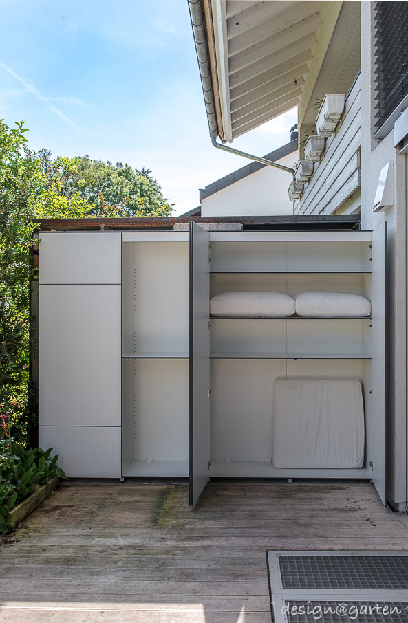 Funktionale Grundstückstrennung: Der große Terrassenschrank als Sichtschutz