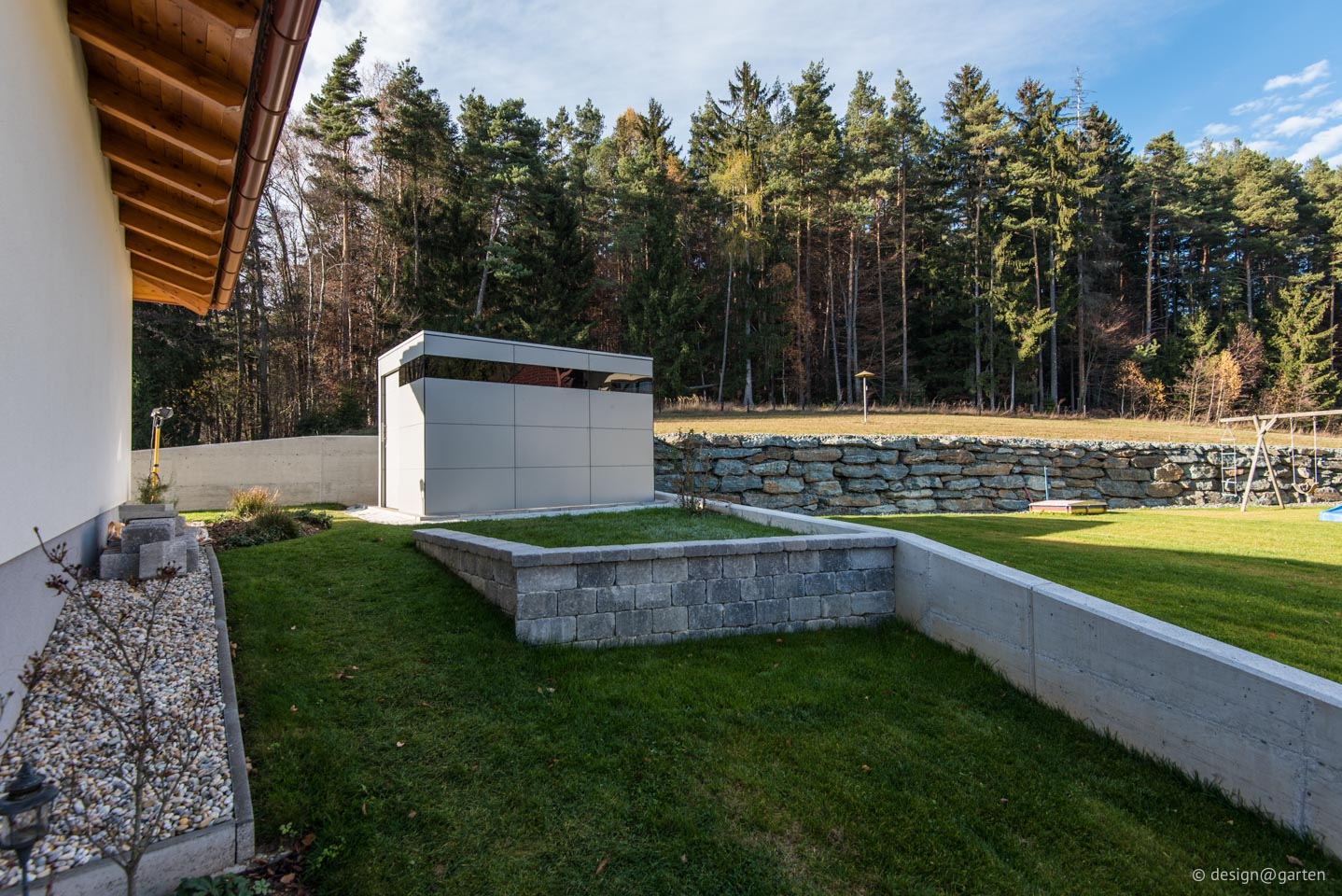 Modernes Design für großzügigen Stauraum: Der HPL–Gartenschuppen