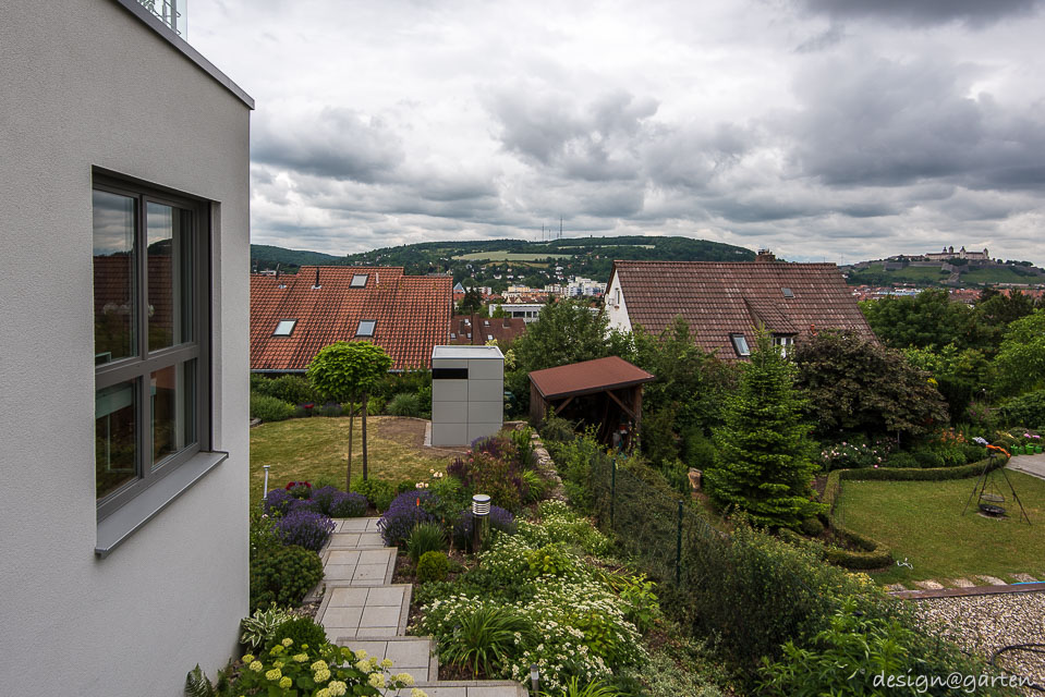 Geometrische Ruhe im Garten: Das quadratische Gerätehäuschen