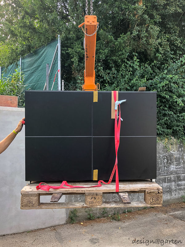 Duo in Schwarz: Zeitlose Eleganz durch Design–Terrassenschränke